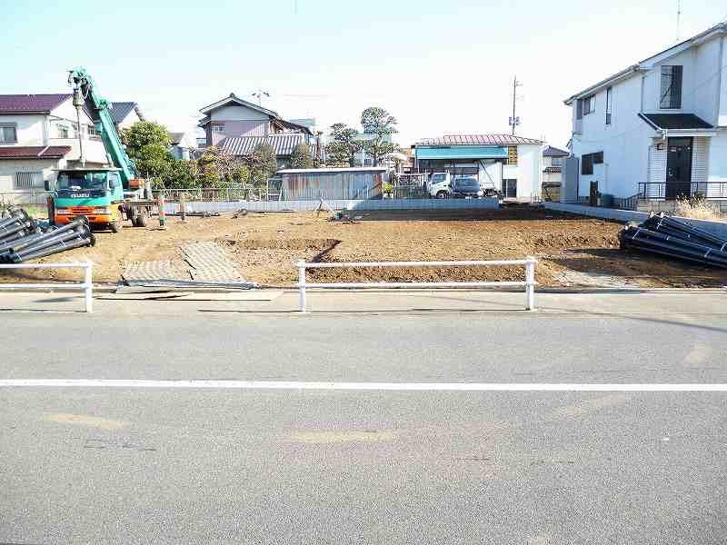 Local photos, including front road. Local (2013.12)