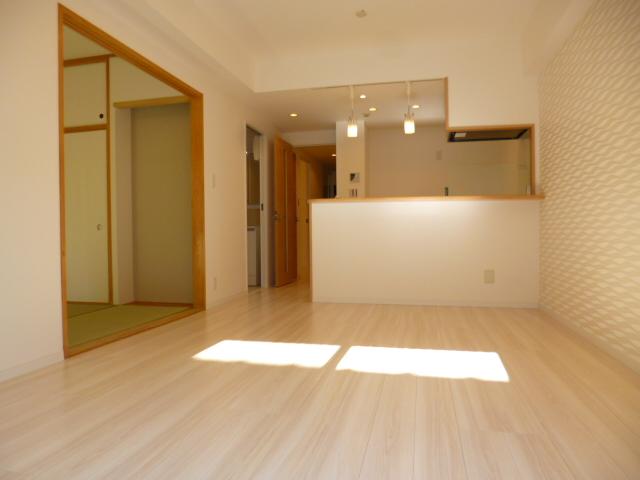 Living. Although the first floor, South is a bright living room of direction! Ideal also for your move in the direction of your family and elderly small the children come!