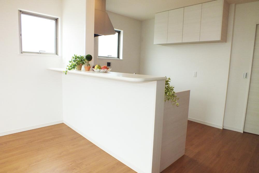 Same specifications photos (living). Or put the freshly dishes, Mrs. counter that can be used in multi-purpose or put a personal computer (photograph is the same specification image)