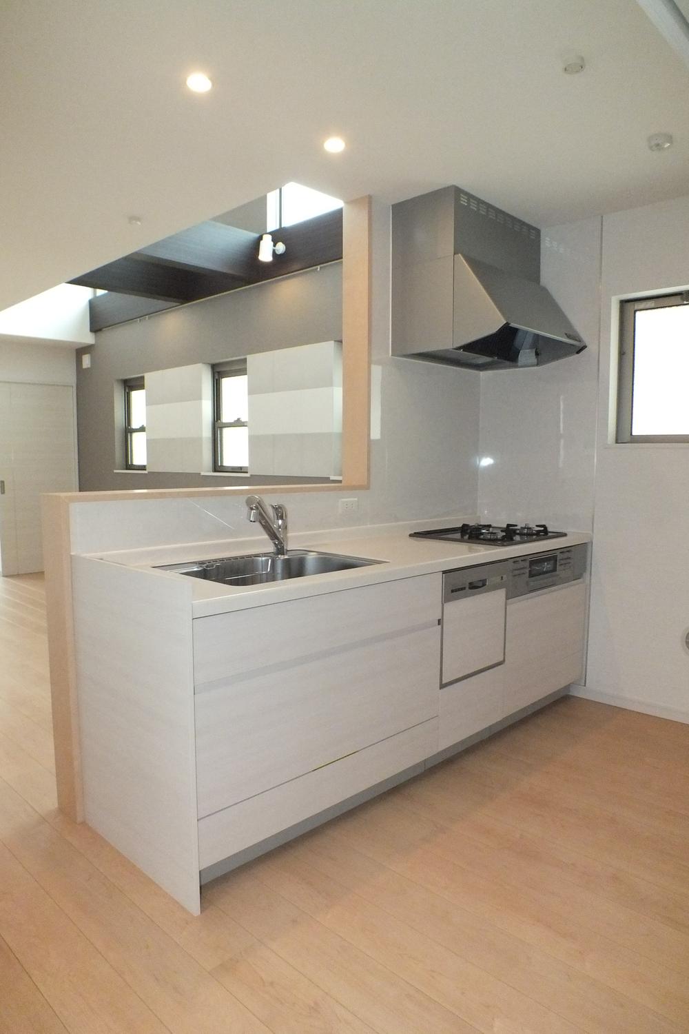 Same specifications photo (kitchen). Housework is likely to face-to-face kitchen, With a water purifier and a dishwasher to help the housework of wife! But they have a small window around the kitchen is a design that smell is difficult muffled. (The photograph is the same specification image)