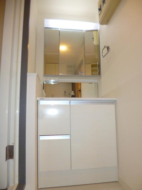 Wash basin, toilet. Three-sided mirror vanity