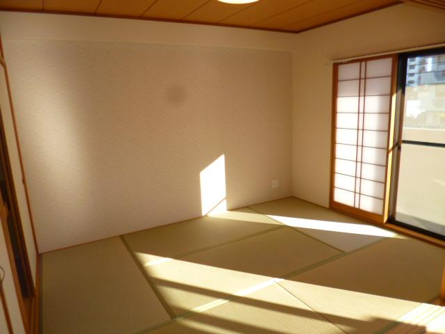 Non-living room. Japanese-style room adjacent to the living room