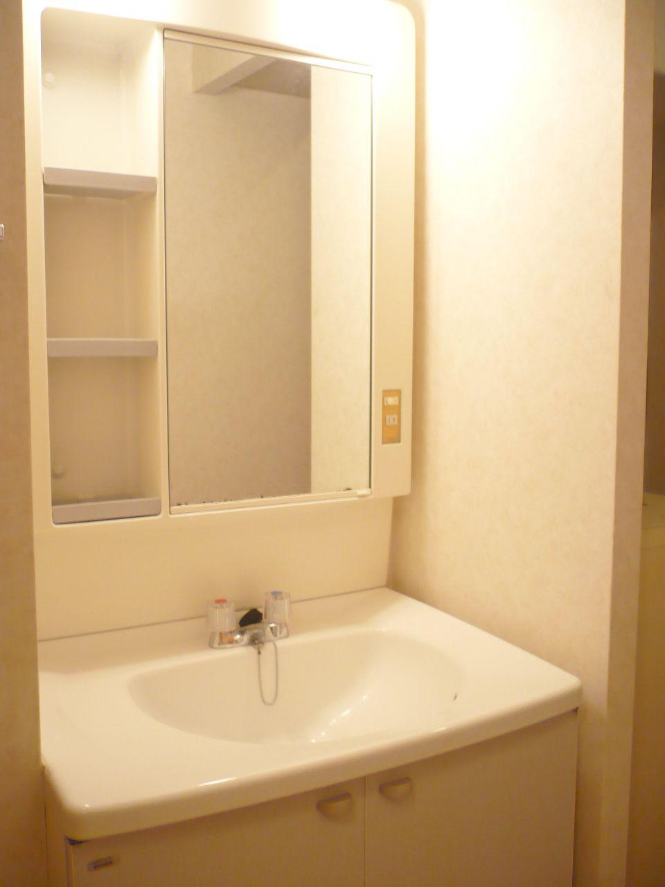 Wash basin, toilet. Wash basin