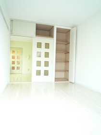 Living and room. The 6 Pledge of Western-style offers storage!