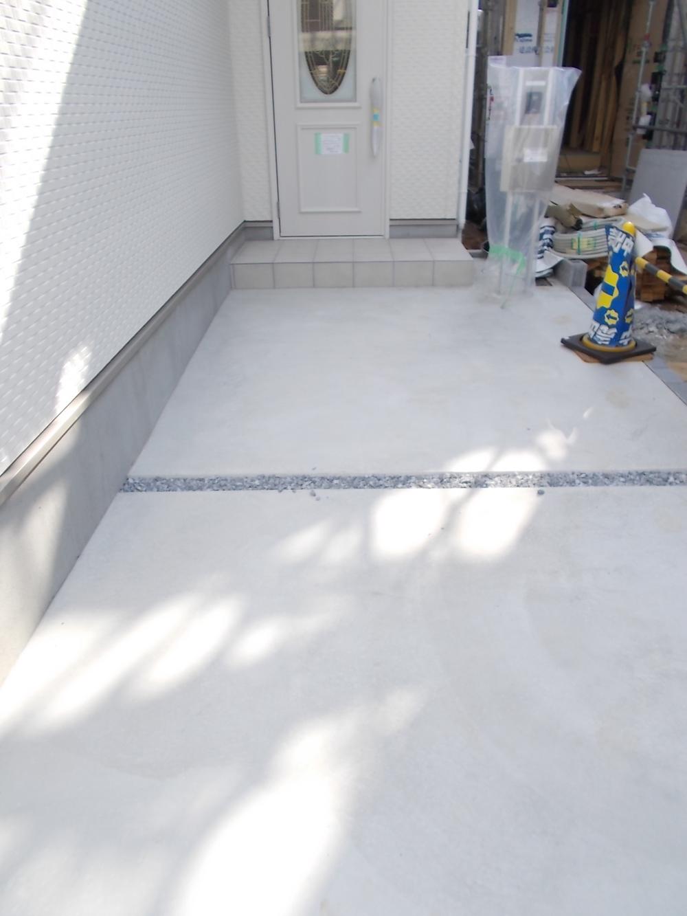 Local photos, including front road. Also put in a room not good mom also Easy bicycle garage