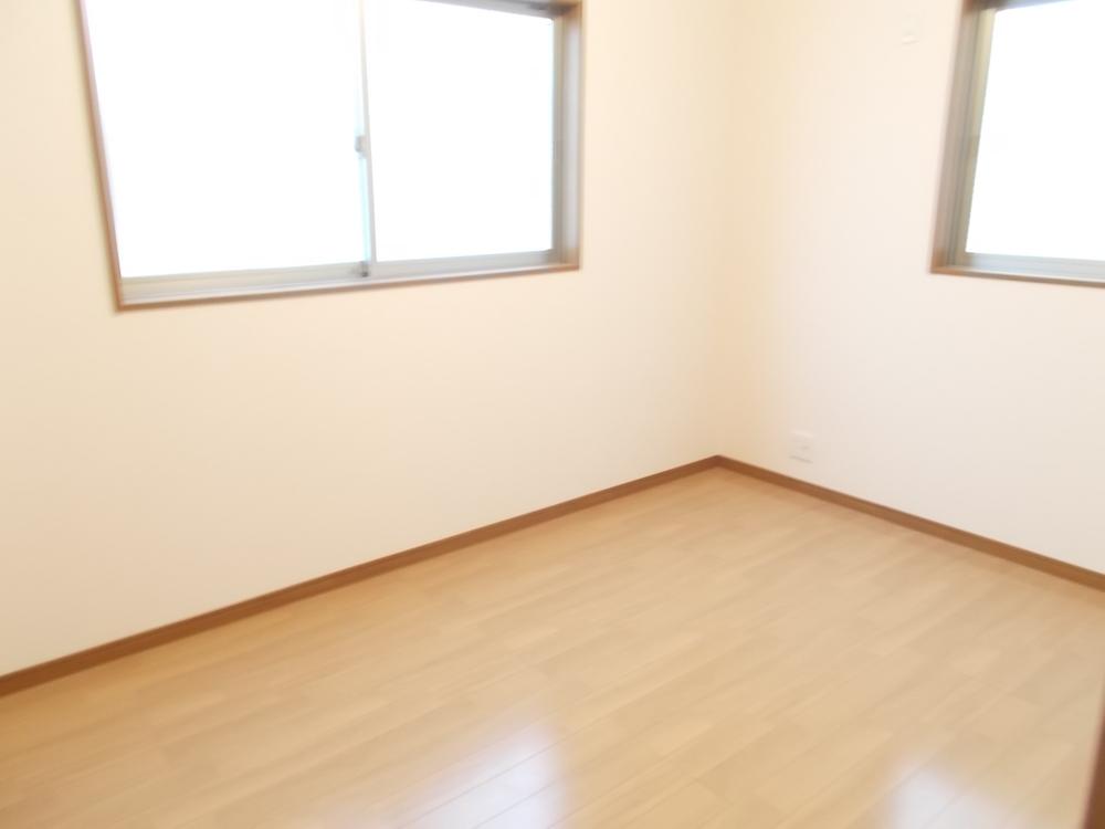 Other introspection. Bright rooms of sunshine plenty of two-sided lighting