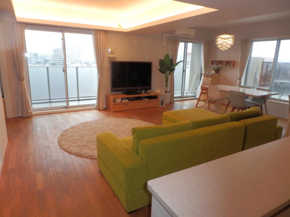 Living. Indoor (10 May 2013) Shooting. Living room dining from the kitchen counter. The living have been installed TES hot water floor heating.