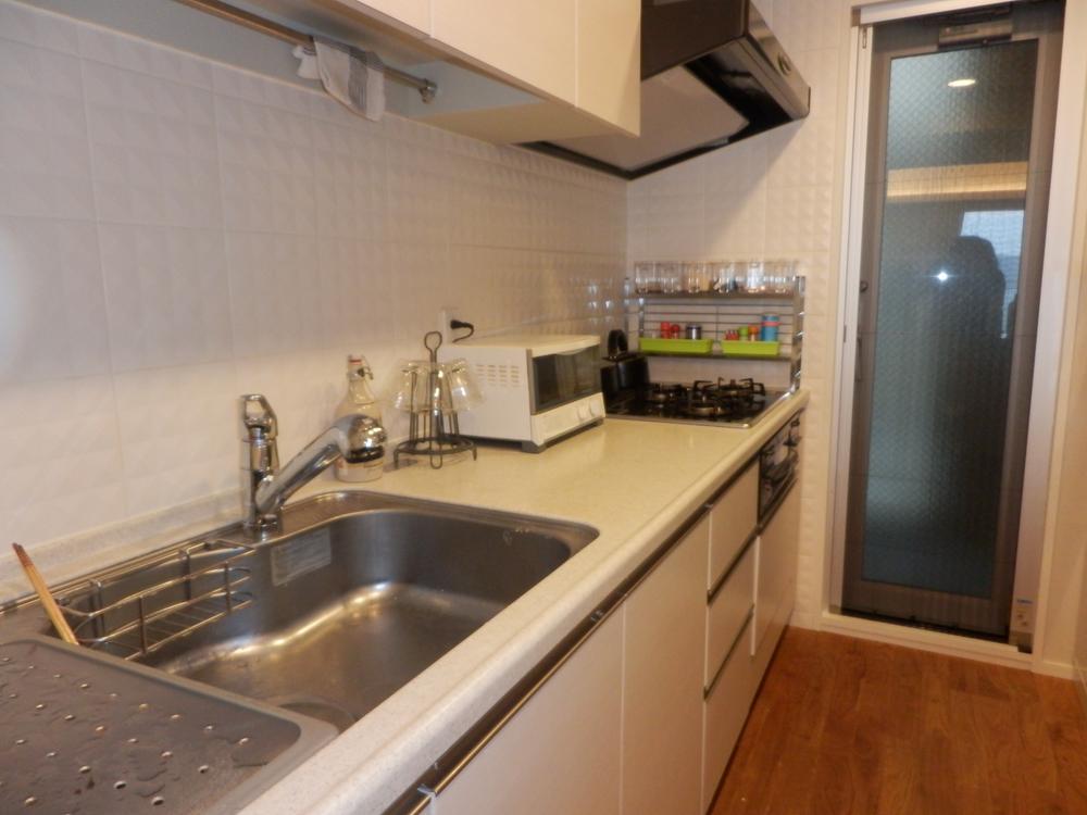 Kitchen. Indoor (10 May 2013) Shooting. Kitchen adjacent to the balcony. Glass top stove ・ Water purifier integrated shower head faucet ・ Artificial marble counters have been installed.