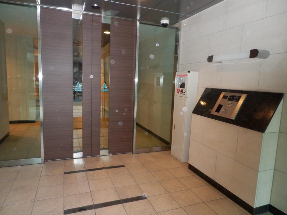 Entrance. Common areas. It is installed at the entrance of the AED.