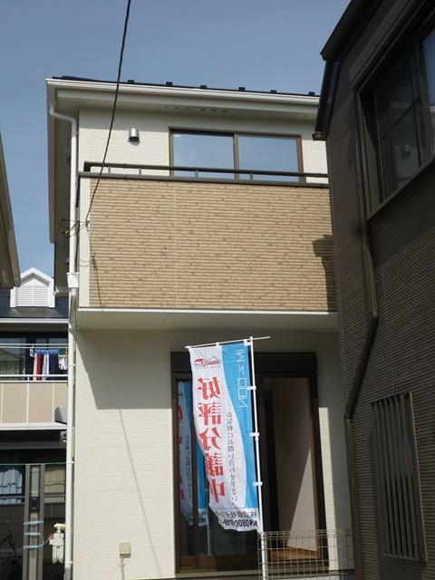 Local (10 May 2013) There are two cars shooting car space. Local (10 May 2013) Shooting