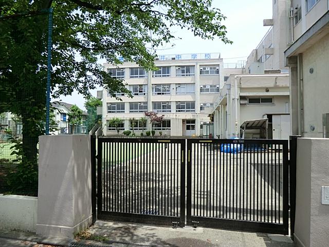 Junior high school. 1000m to Katsushika Ward Kamihirai Junior High School