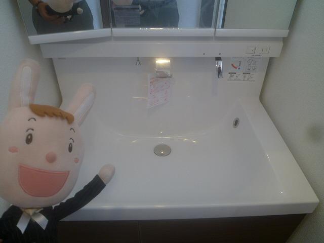 Wash basin, toilet. B Building room (October 8, 2013) Taking