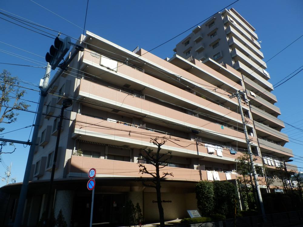 Local appearance photo. Local (11 May 2013) Shooting. It is the appearance of the entrance from the side.