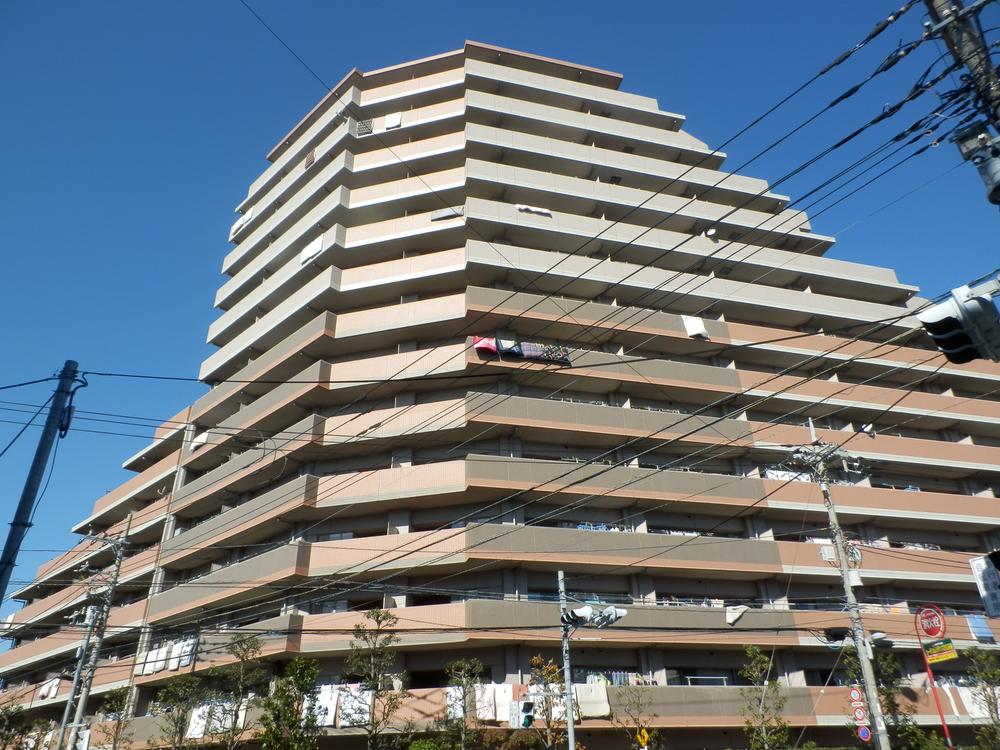 Local appearance photo. Local (11 May 2013) Shooting. It is a form of large apartment of the total number of units 131 units.