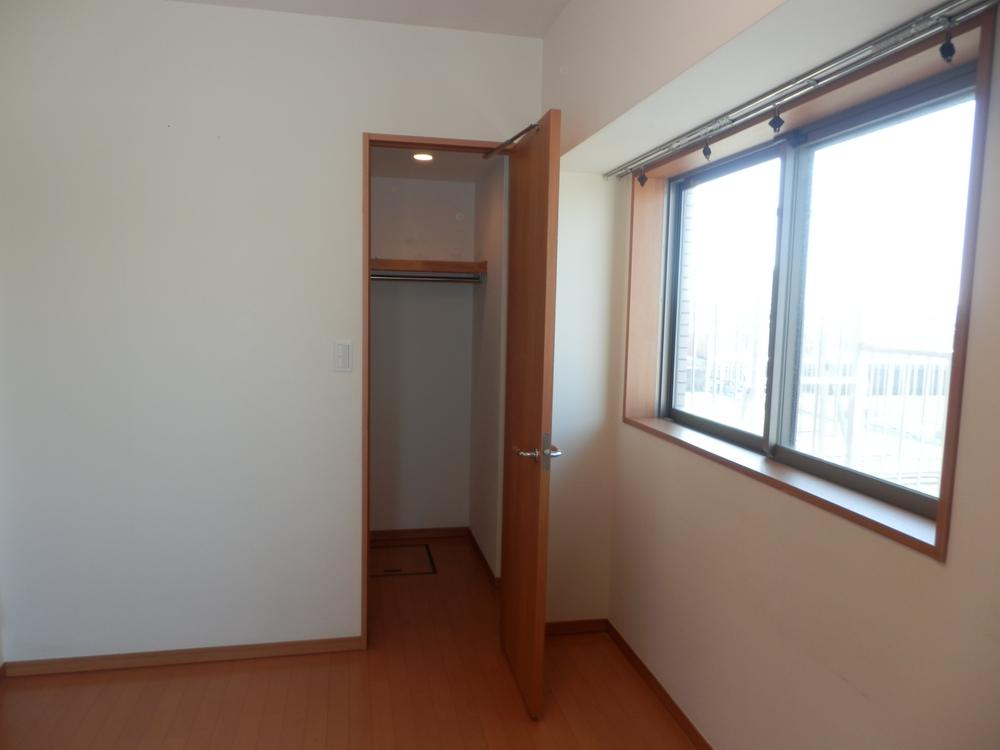 Non-living room. Indoor (11 May 2013) Shooting. Western-style with a walk-in closet.