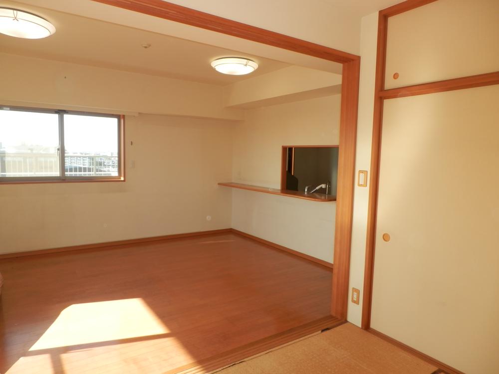 Living. Indoor (11 May 2013) Shooting. It is living from the Japanese-style room.