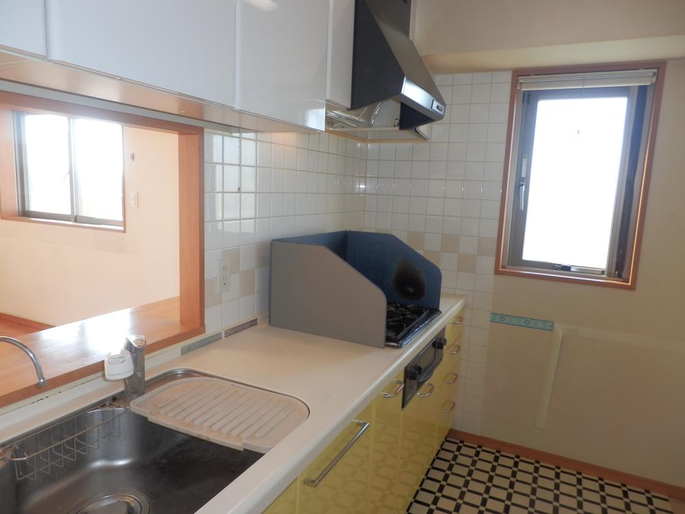 Kitchen. Indoor (11 May 2013) Shooting. Facing the roof balcony is a face-to-face kitchen with excellent counter to the ventilation equipped with a window.