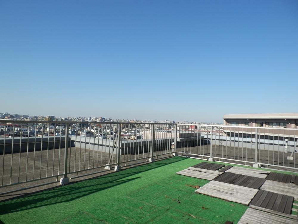Balcony. Local (11 May 2013) Shooting. More than 35 sq m is the view from the spacious roof balcony.