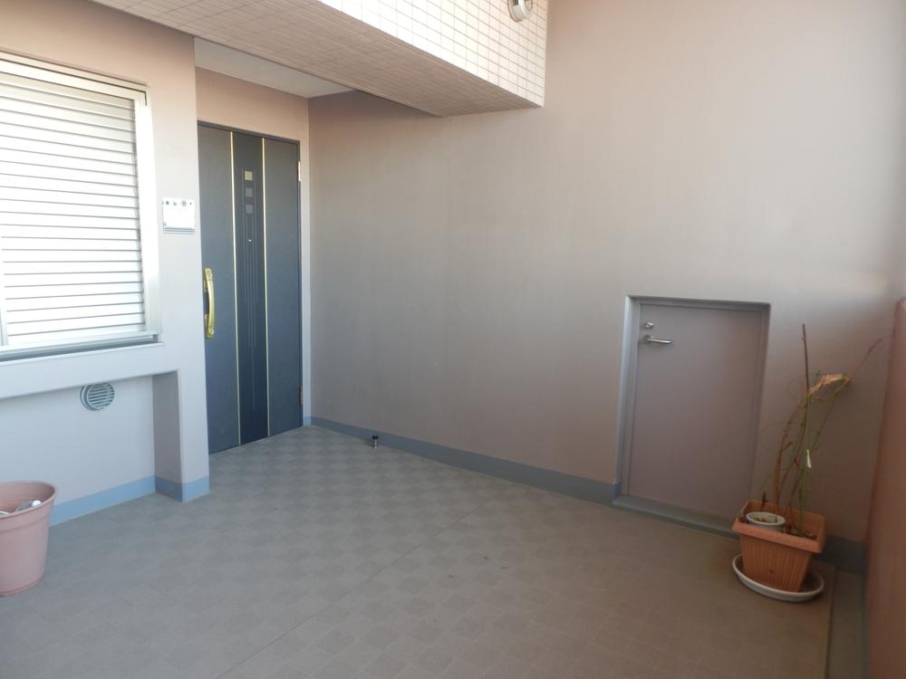 Entrance. Local (11 May 2013) Shooting. Alcove is attached of about 11 sq m for a corner room.