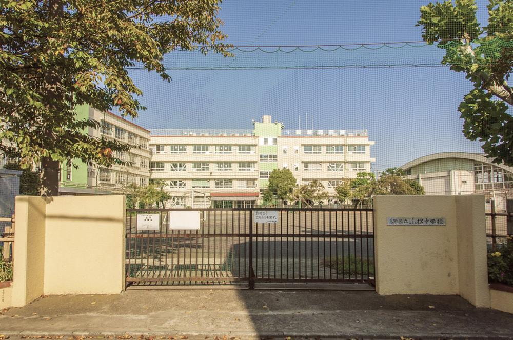 Junior high school. Municipal 760m to Komatsu junior high school