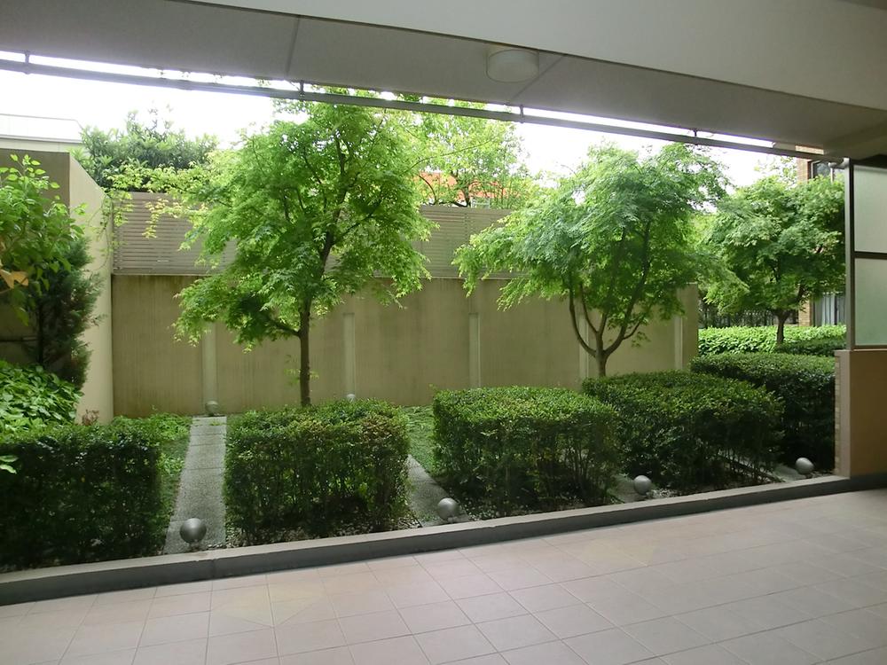 Other common areas. 1F shared hallway