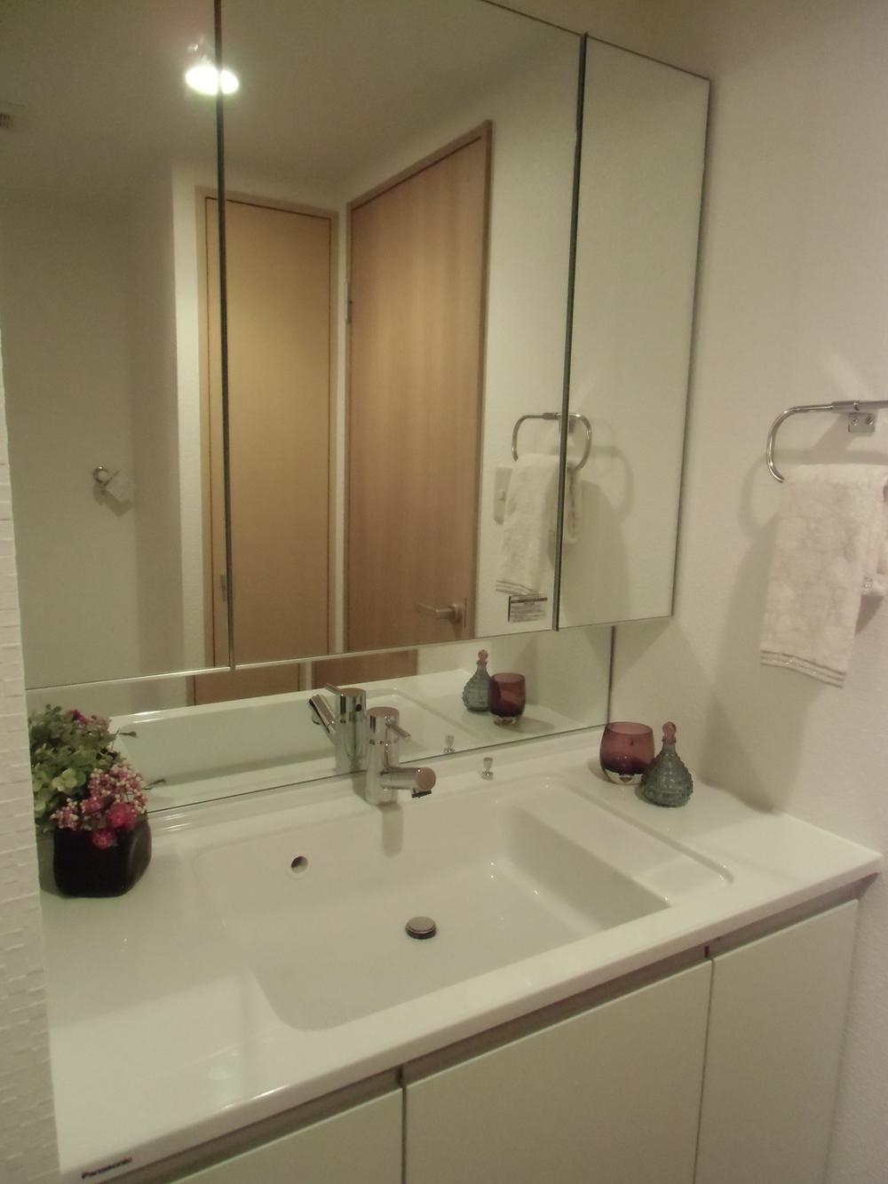 Wash basin, toilet. Indoor (12 May 2013) Shooting