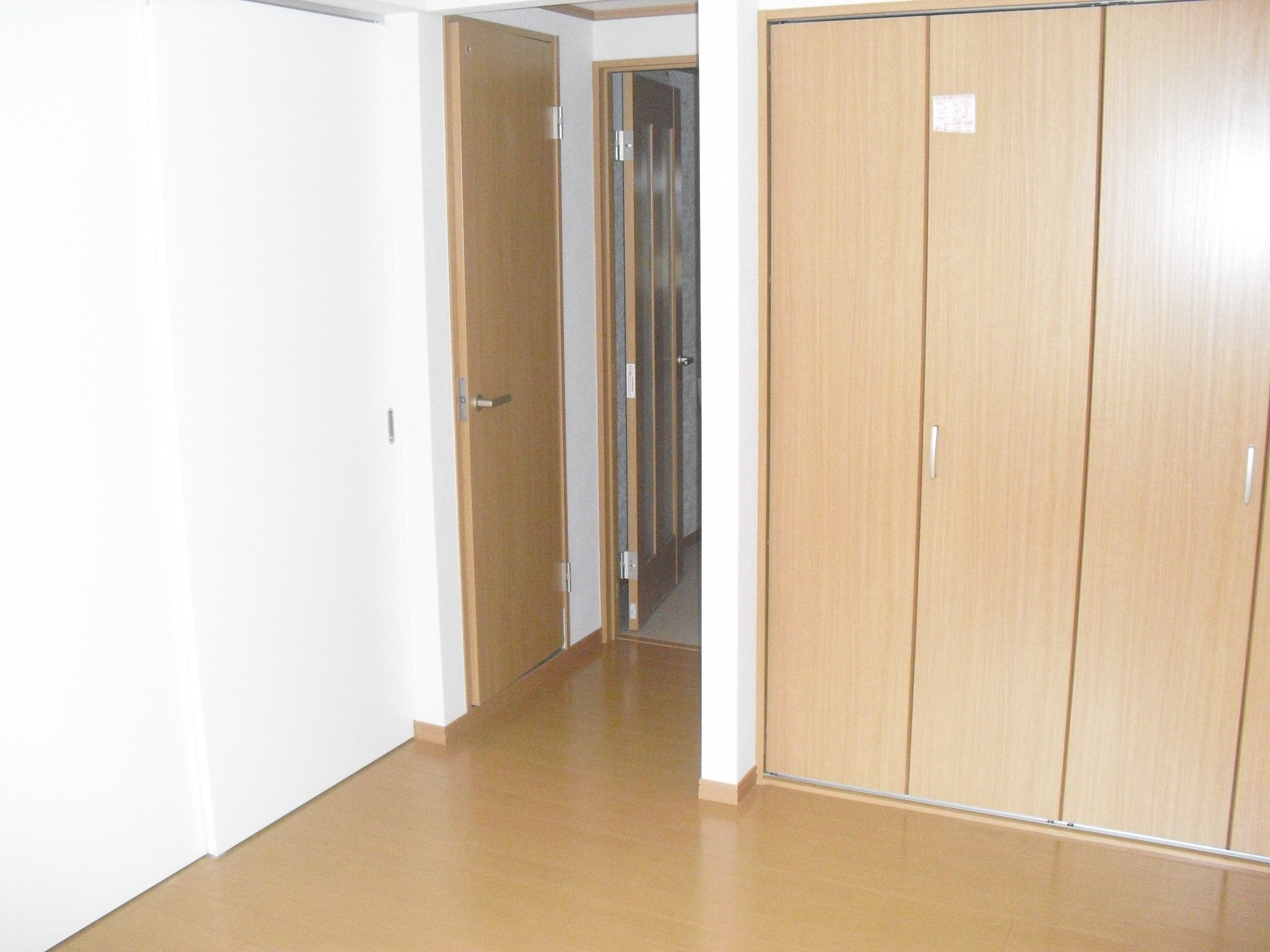 Living and room. Western also has good ventilation There is a window on two sides.