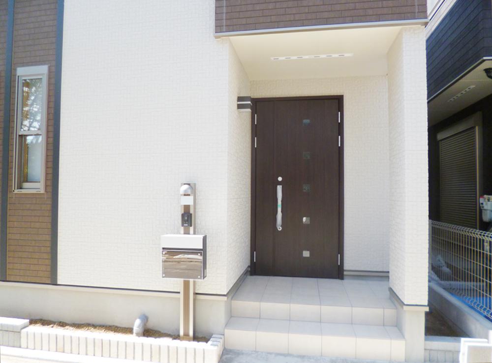 Entrance. L Building