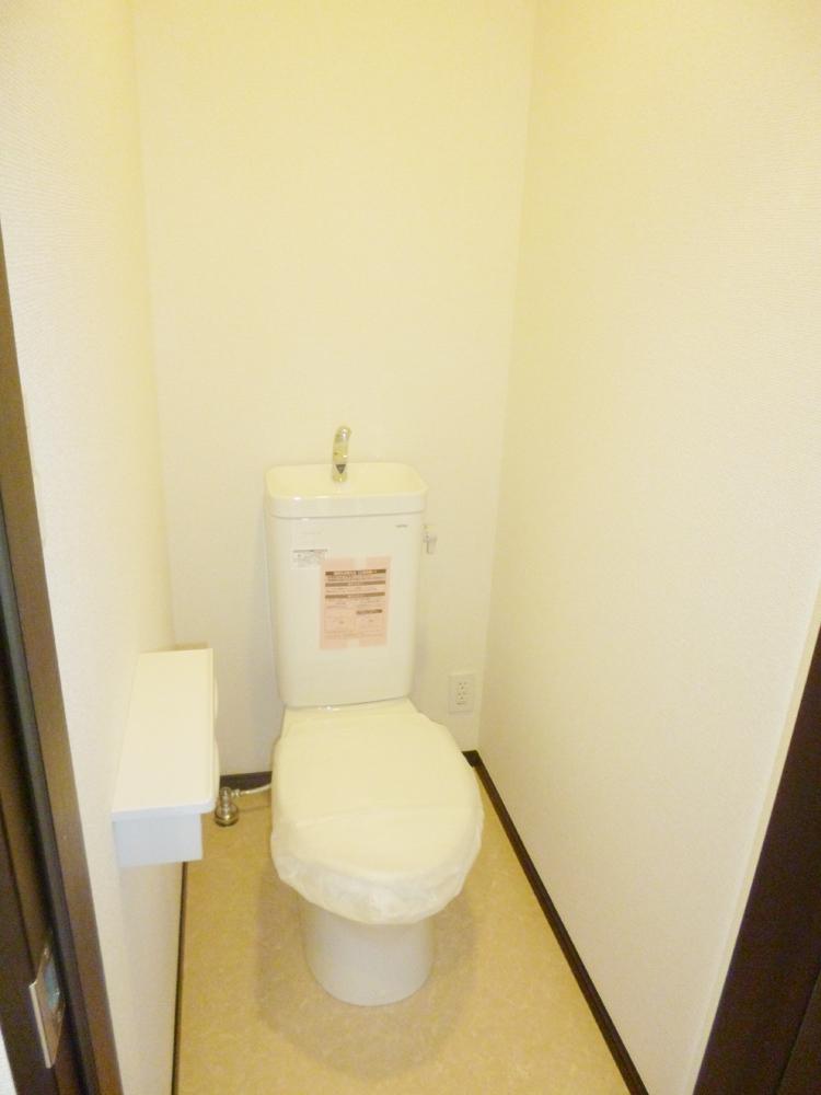 Toilet. L Building