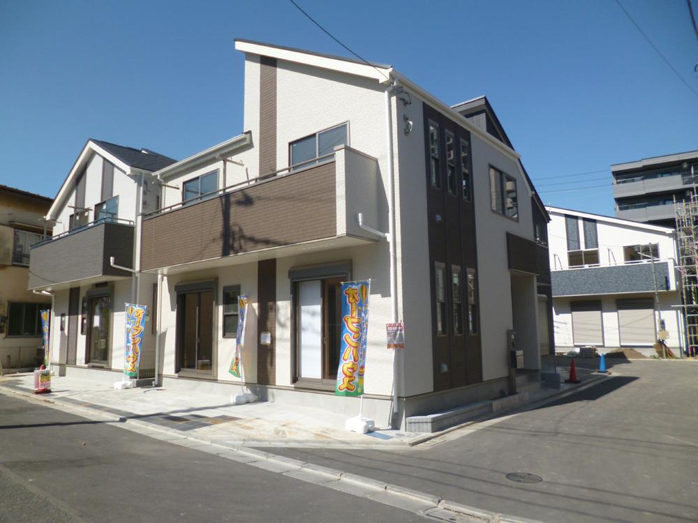 Local appearance photo. L Building