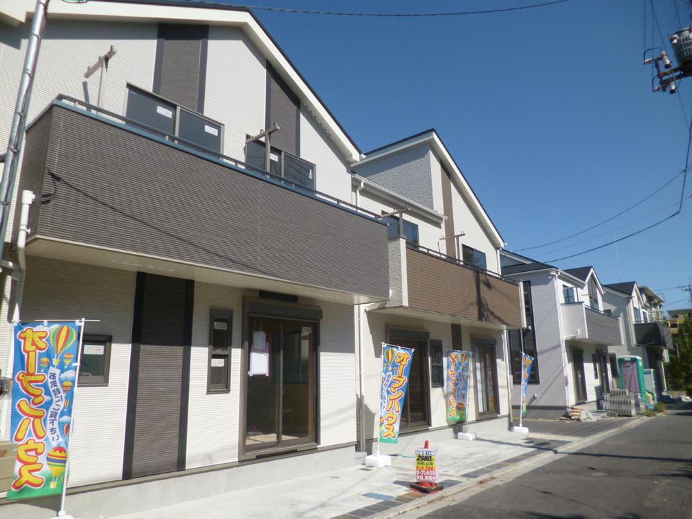 Local appearance photo. L Building