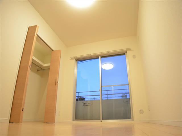 Non-living room. Western-style is a two-sided balcony