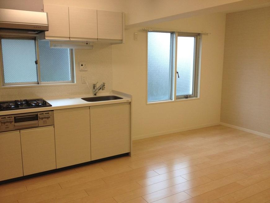 Living. Since it is a corner dwelling unit is a window many bright property!