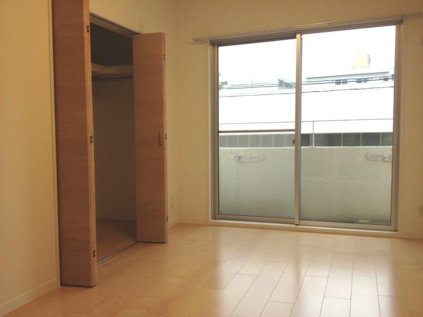 Non-living room. Since it is a corner dwelling unit bright Western-style