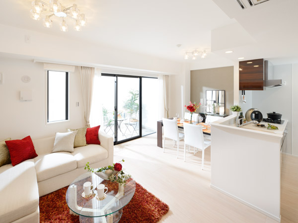 Living.  [living ・ dining] Meek scene. Come overflowing through the glass, Soft light. Space full of grace and peace. There are, The time of the warm hospitality, We slowly flow.  ※ The following interior photos of the web is all taking a model room Eg type. Including some paid options (application deadline Yes).