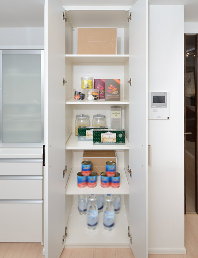 Kitchen.  [Pantry] The kitchen was equipped with a convenient pantry to store, such as stocks of food and canned. (Eg type, etc.)