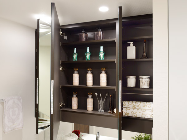 Bathing-wash room.  [Three-sided mirror back storage] The three-sided mirror back of vanities, It was to ensure the storage space that can be neat organize small items such as cosmetics. Space with a hook to be paid and clean the dryer, Also we have established such as a space that can accommodate the tissue BOX to smart.