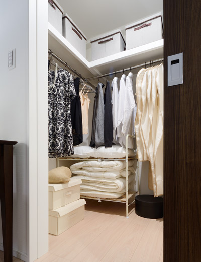 Receipt.  [Walk-in closet] In the limited space of the apartment, The clean and comfortable to live, Organized is important. It is the key to organize, Collection rate of apartment. A number storage rate and is representing the percentage of storage space for the footprint of the building, 8% more than in the apartment, In the single-family is said to be preferably at least 10%. In <Excellent City Takasago station Avenue>, Collection rate 11.06% ~ It has been achieved abundant storage plan of 15.59%.