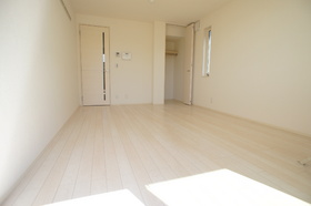 Living and room. South-facing per day good (air-conditioned)