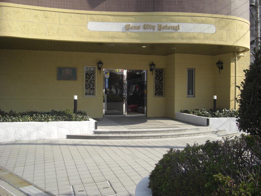 Entrance. Common areas