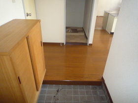 Entrance. Entrance ・ There shoebox!