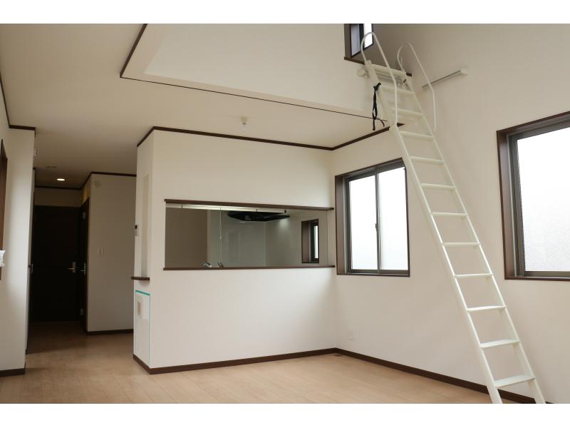 Living. The height of the ceiling to feel To spacious Please confirm actually in the eye. Living (B Building)