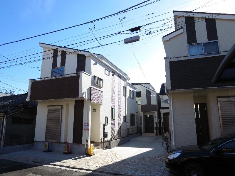 Local appearance photo. Local B Building takes the lighting from the west and north, Bright 2-story you will complete. (December 2013) Shooting