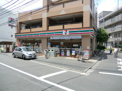 Convenience store. 950m to Seven-Eleven (convenience store)