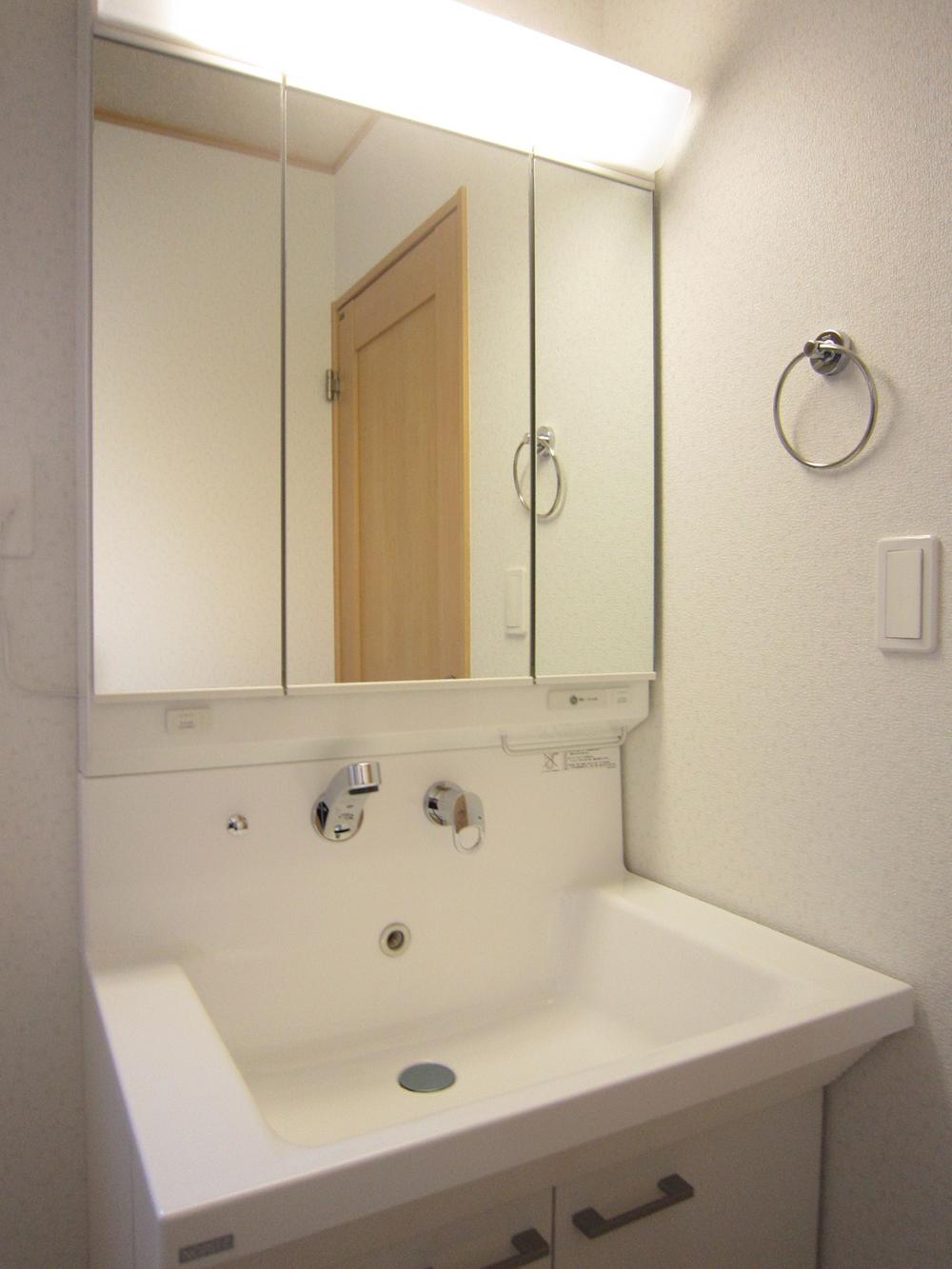 Wash basin, toilet. Building 2 room (December 2013) Shooting