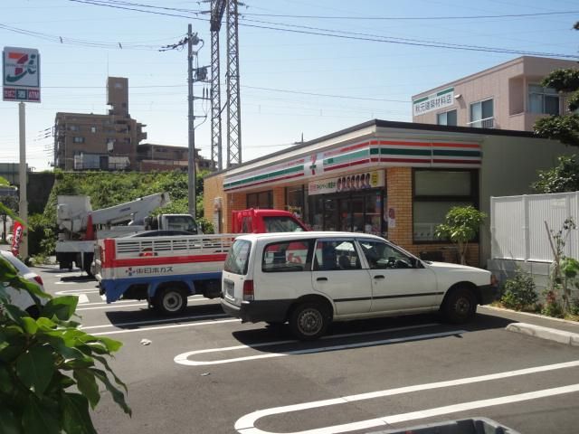 Convenience store. 500m to Seven-Eleven (convenience store)