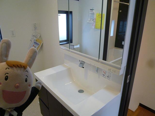 Wash basin, toilet. L Building room (October 8, 2013) Shooting