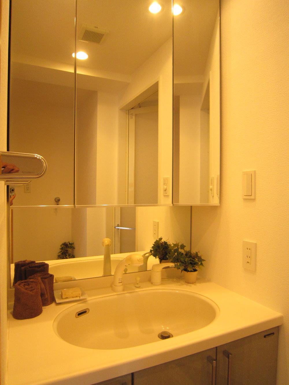 Wash basin, toilet. Indoor (12 May 2013) Shooting