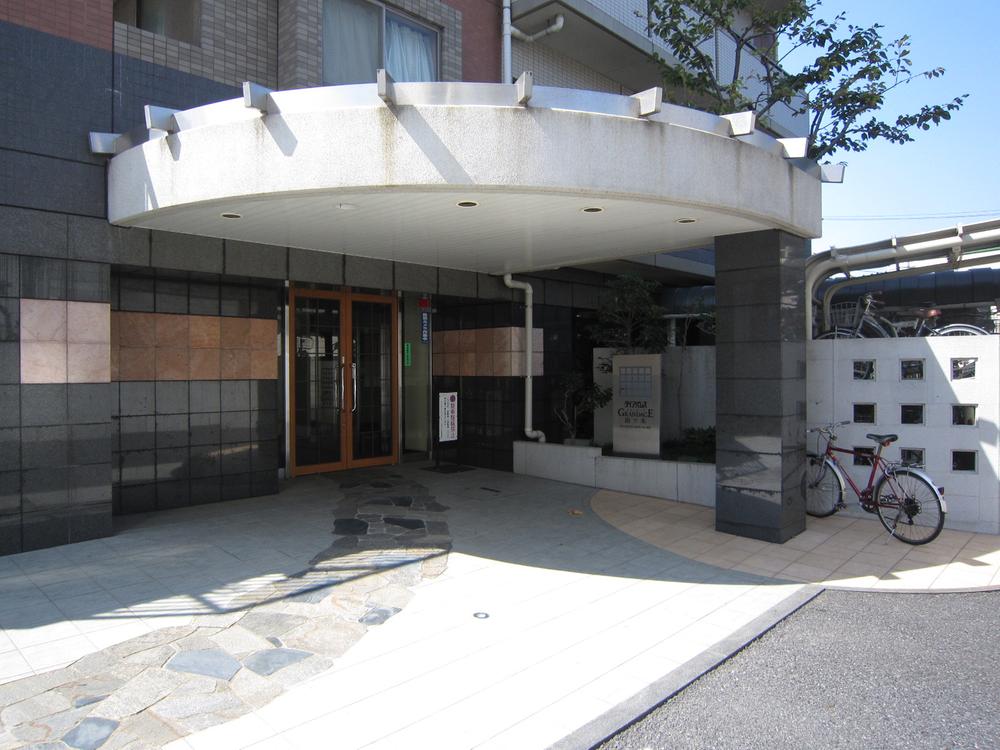 Entrance. Common areas