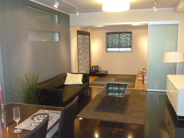 exhibition hall / Showroom. It is the construction of the main showroom. You can check with the real thing, even under construction. 